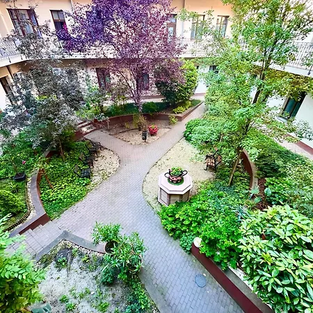 Cozy Convenient Center Apartament