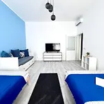 Cozy Convenient Center Daire